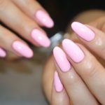 manicure i stylizacja paznokci w kolorze różowym