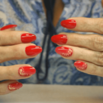 manicure wraz z stylizacją paznokci w kolorze czerwonym